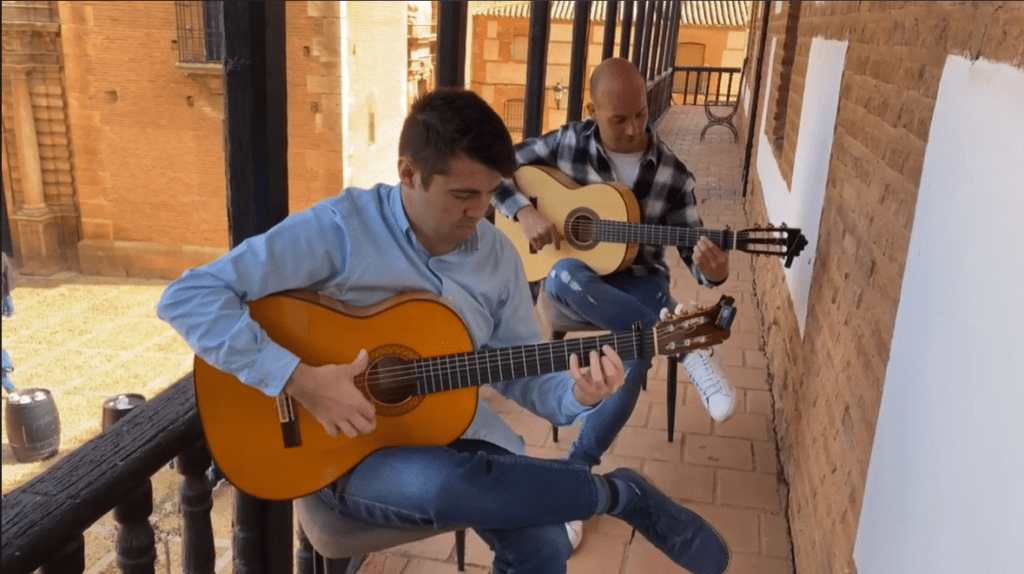 Julian Garcia y Jose Lopez tocando al guitarra en la plaza mayor de san carlos del valle, musica flamenca, fandango, rumba y tango.